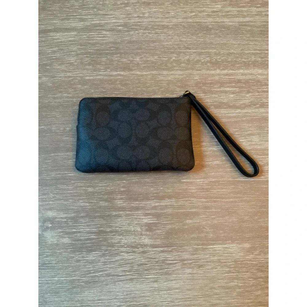 Coach corner zip